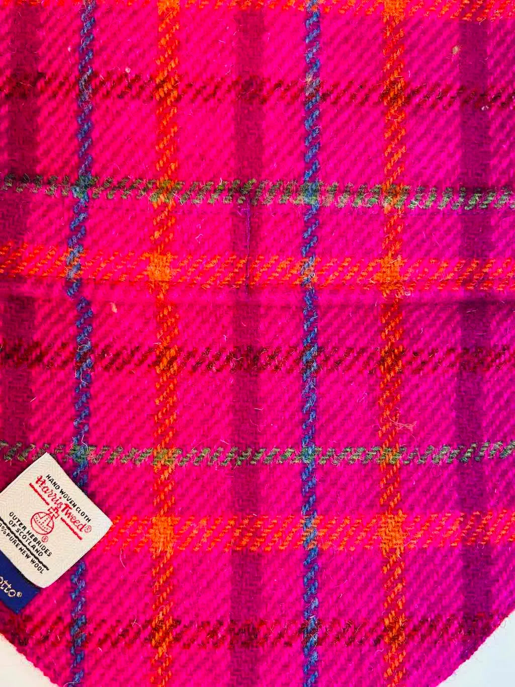 Cappotto per cane Hebrides (fucsia) in lana Harris Tweed® | Dventotto®